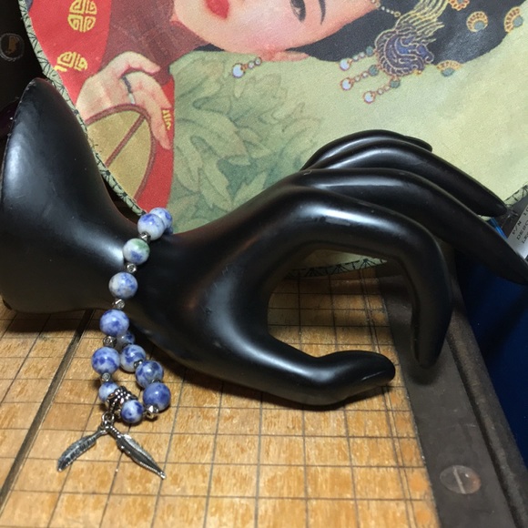 Semiprecious Stone Bead and Aged Silver Feathers Charm 7” Bracelet Elastic EVC - Picture 3 of 10